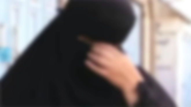 مواطنة من عدن تناشد الحكومة بإنصافها